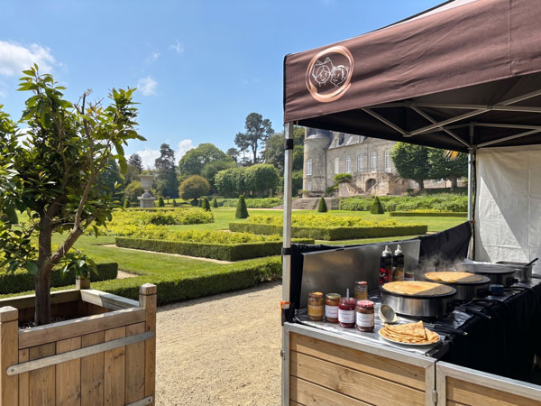 Stand crêpes dans un jardin de réception